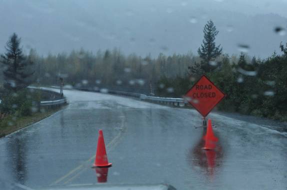 Muita chuva no caminho para Exit Glacier, região de Seward, na Península do Kenai, sul do Alaska